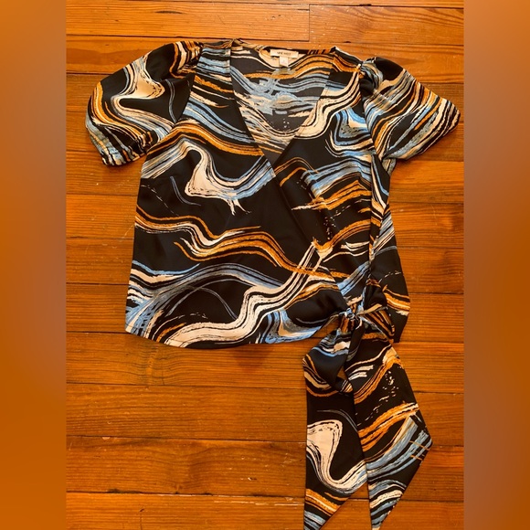 NWT! Women’s Nine West Abstract Water Print Blouse Size Small
3 for $15 with 💕 - Picture 3 of 7